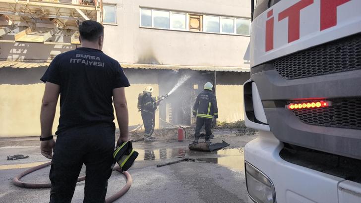 Mobilya fabrikasında çıkan yangın, itfaiye ekiplerince söndürüldü