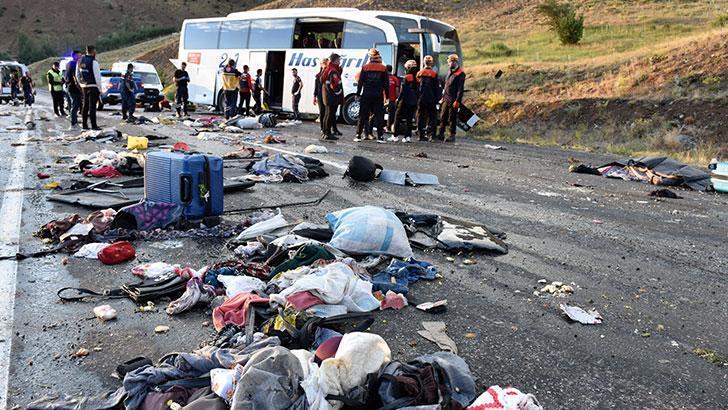 Sivas'ta yolcu otobüsü devrildi: 4 ölü, 40 yaralı