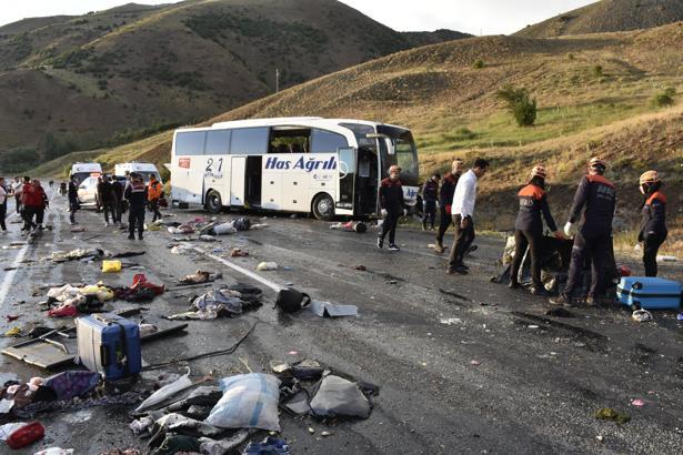 Sivas’ta yolcu otobüsü devrildi: 4 ölü, 33 yaralı (2)