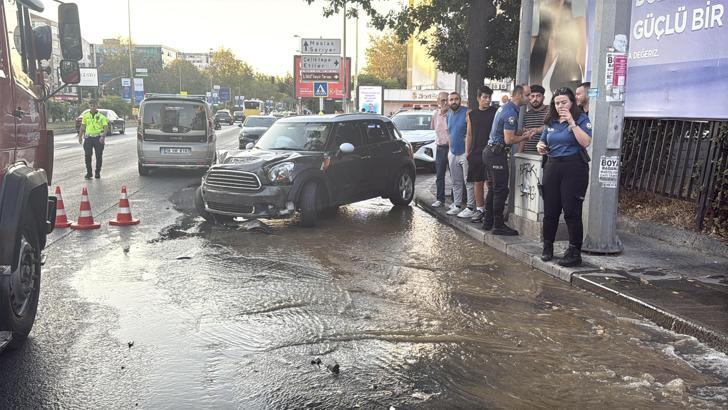 İstanbul-Beşiktaş'ta otomobil yangın musluğuna çarptı; yol göle döndü