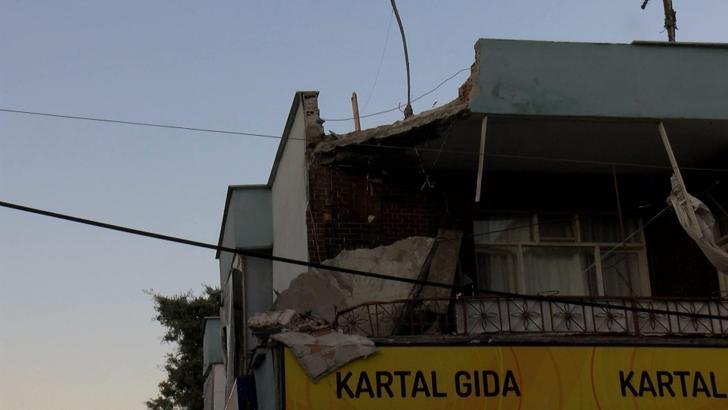 İstanbul - Küçükçekmece'de 2 katlı binada balkon çöktü: Bina tahliye edilip mühürlendi