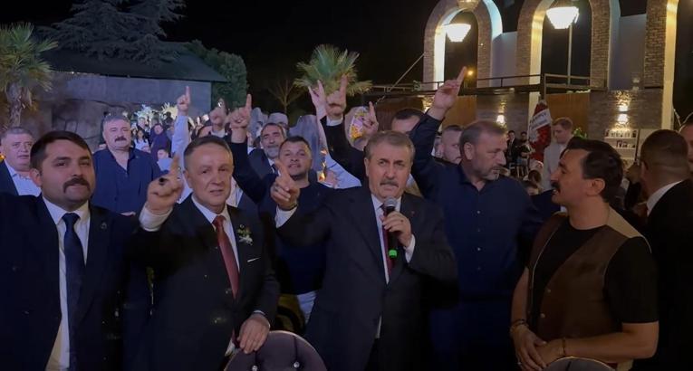 BBP Genel Başkanı Destici katıldığı düğün töreninde türkü söyledi