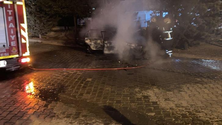Nevşehir'de park halindeki otomobil yandı