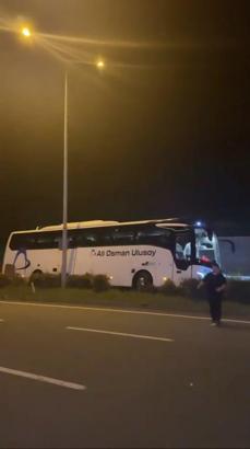 Karadeniz Sahil Yolu'nda yolcu otobüsü korkuluklara çarptı