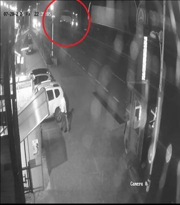 Karadeniz Sahil Yolu'nda yolcu otobüsü korkuluklara çarptı; kaza anı kamerada (2)