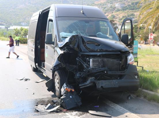 Tur minibüsüyle hafif ticari araç çarpıştı: 2 yaralı