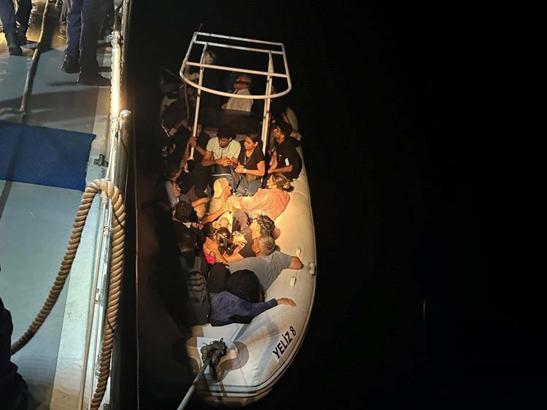 Bodrum'da 27 kaçak göçmen ile 2 göçmen kaçakçısı şüphelisi yakalandı