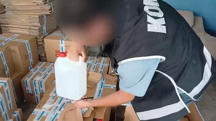 İzmir'de 5,8 ton taklit etiketli etil alkol ele geçirildi