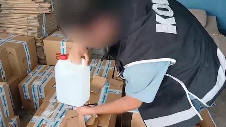 İzmir'de 5,8 ton taklit etiketli etil alkol ele geçirildi