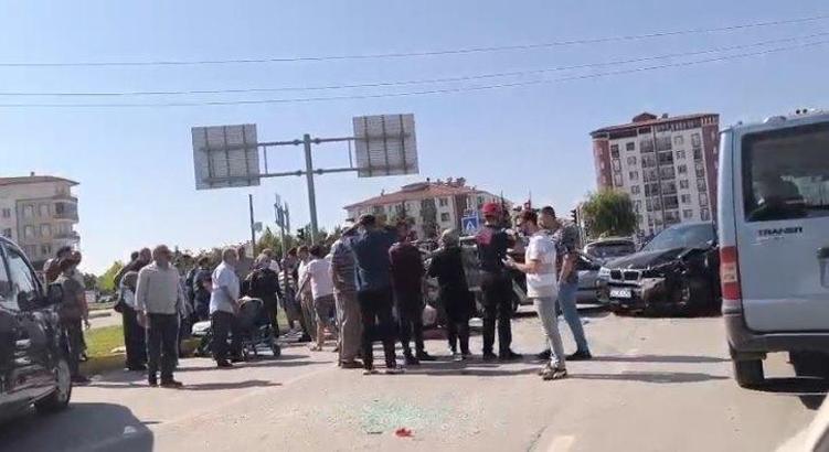 5 otomobilin karıştığı zincirleme kazada 6 yaralı