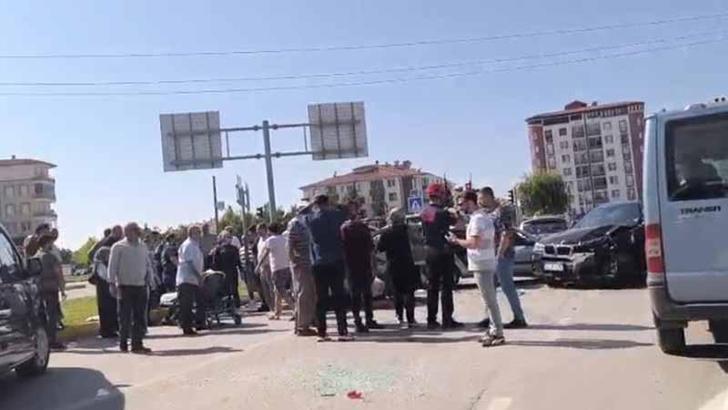 5 otomobilin karıştığı zincirleme kazada 6 yaralı