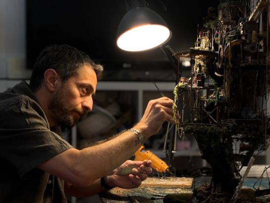 Atık malzemeleri 'diorama' sanatı ile dönüştürdü