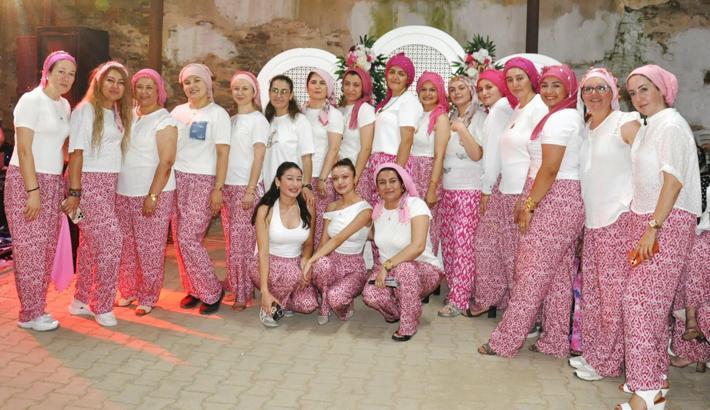 Şalvarını giyen kadınlar, tarihi mahallede eğlenceye koştu