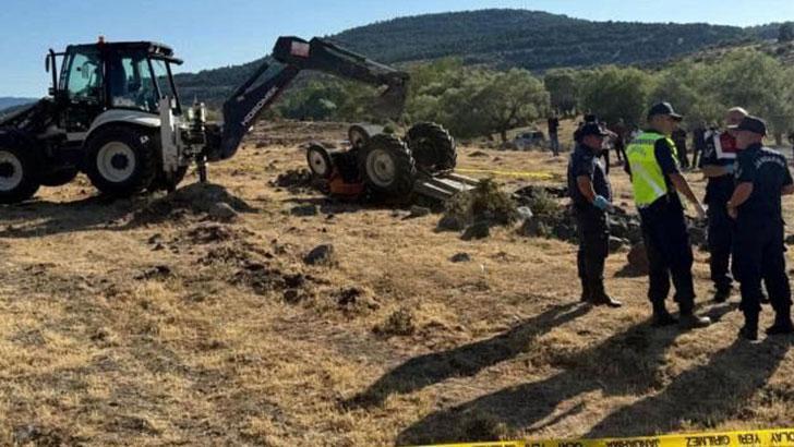 Tarlada devrilen traktörün altında kalan çift, öldü