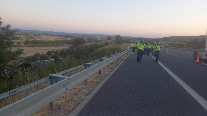 Balıkesir'de yolcu otobüsü şarampole devrildi; 27 yaralı/ Ek fotoğraflar