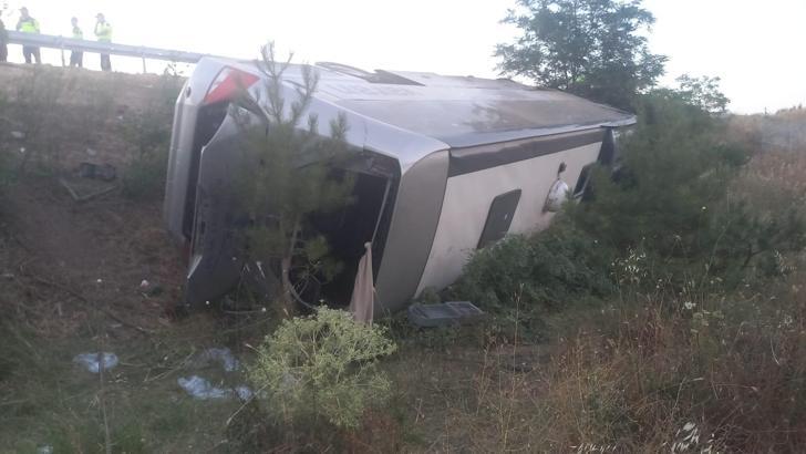 Balıkesir'de yolcu otobüsü şarampole devrildi; 27 yaralı