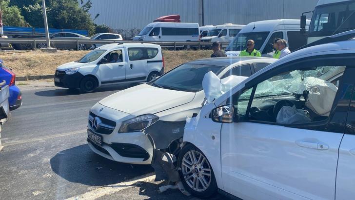 4 aracın karıştığı zincirleme kazada 2 kişi yaralandı