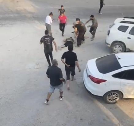 Kavgayı ayırmaya çalışanlara bıçaklı saldırı kamerada: 1 ölü, 3 yaralı