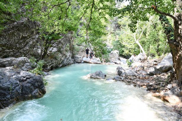Osmaniye’de Sarısu kanyonundaki şelaleler doğaseverleri büyülüyor