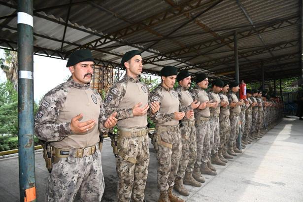 Özel Harekat polisleri dualarla Suriye’ye uğurlandı