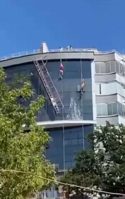 İki işçinin üzerinde çalıştığı iskelenin asma halatı koptu