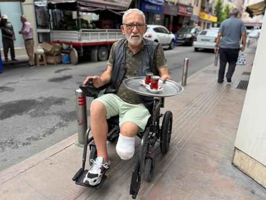 Bacağını kazada kaybeden kahvehaneci, siparişleri tekerlekli sandalye ile dağıtıyor