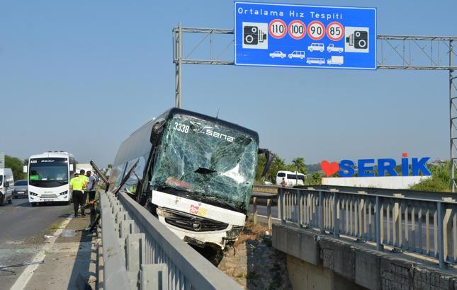 34 turistin bulunduğu otobüs faciaya ramak kala durdu