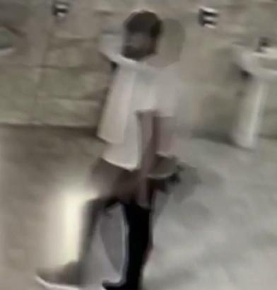 İstanbul- Bağcılar'da cami şadırvanının musluklarını ayağı ile kırıp çalan şüpheli kamerada