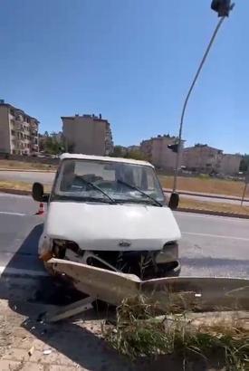 Bariyerlere çarpan minibüsün şoförü yaralandı