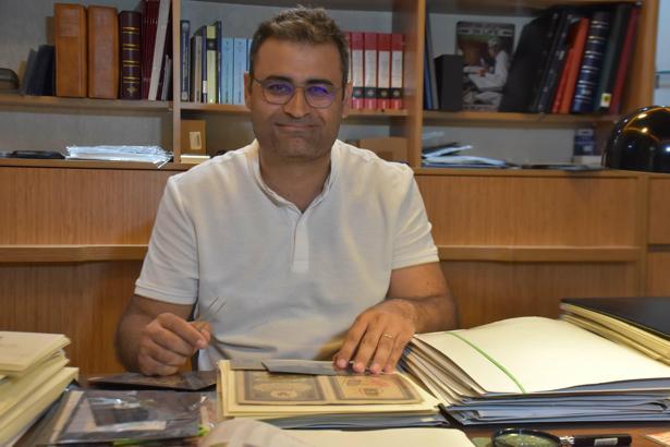 Koleksiyonundaki pullarla tarihe ışık tutuyor