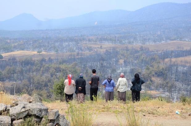 Bilecik'te evlerini boşaltan köylülerden ‘yangın nöbeti’