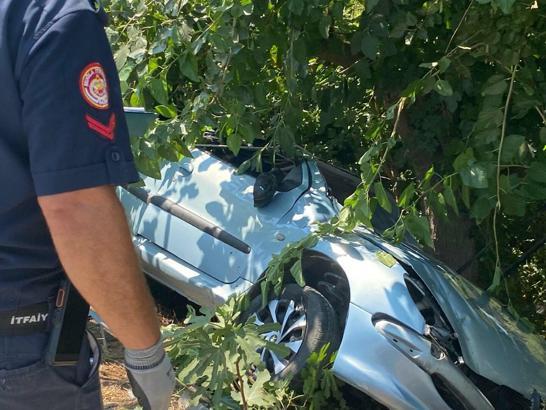 Otomobil ağaca çarptı; sürücü yaralandı, oğlu ve kayınvalidesi öldü