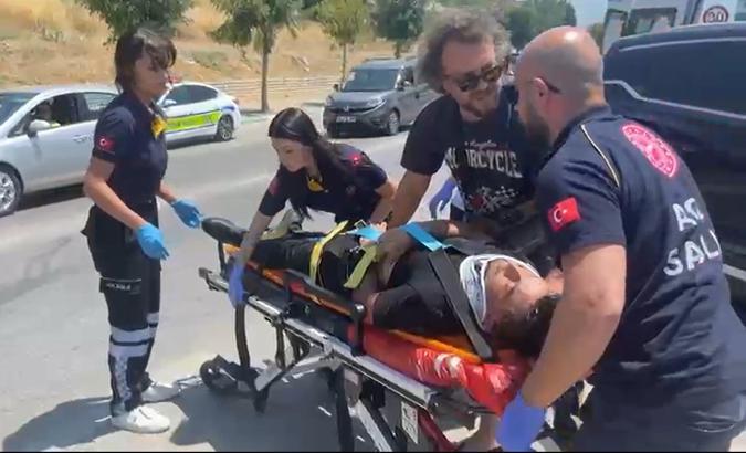Devrilen motosikletin sürücüsünün kolu kırıldı