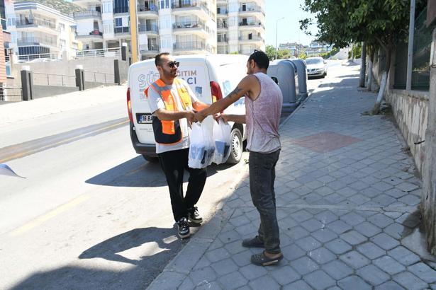 Kuşadası Belediyesi'nin süt desteği devam ediyor