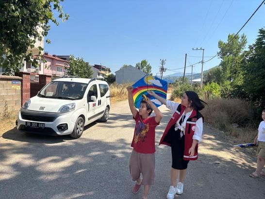 Uçurtma yaparken babasının parmakları parçalanan Yusuf’a, kaymakamdan uçurtma hediyesi