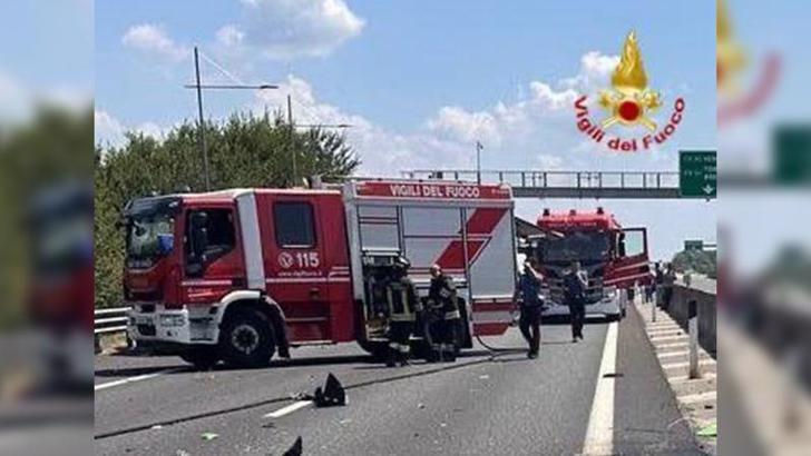 İtalya'da uçak, otoyola düştü: 2 ölü