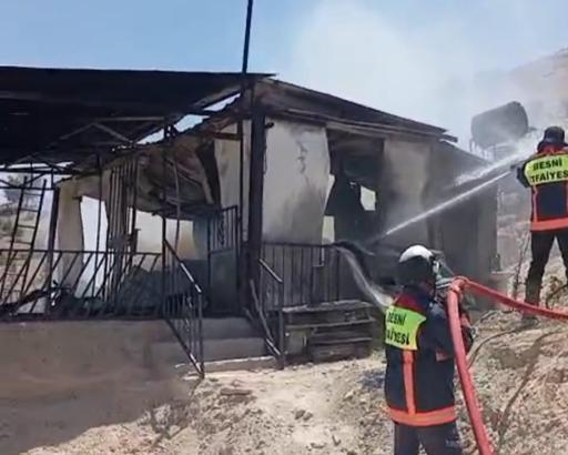 Adıyaman'da çıkan yangında bağ evi küle döndü
