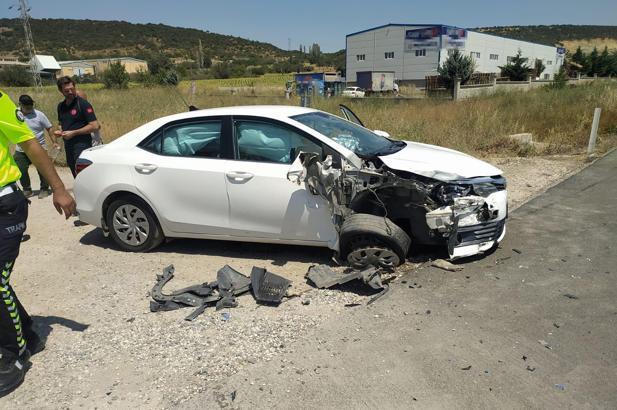 Otomobil, radar uygulaması yapan araca çarptı: 1’i polis 2 yaralı