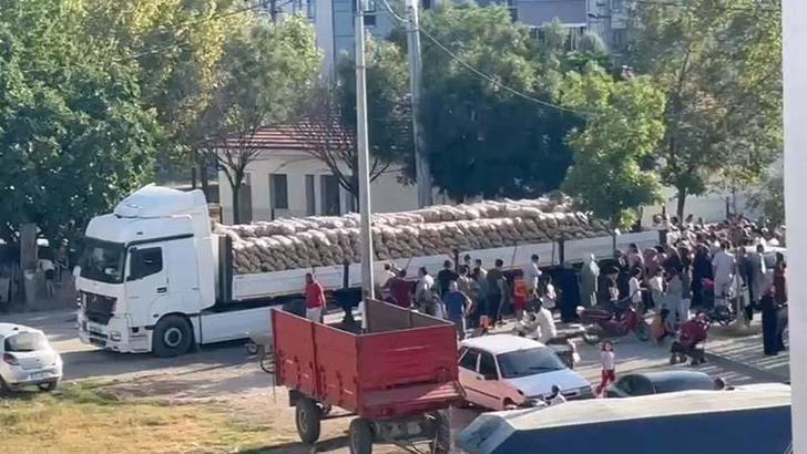 Hayırsever vatandaş, TIR dolusu patatesi ihtiyaç sahiplerine dağıttı
