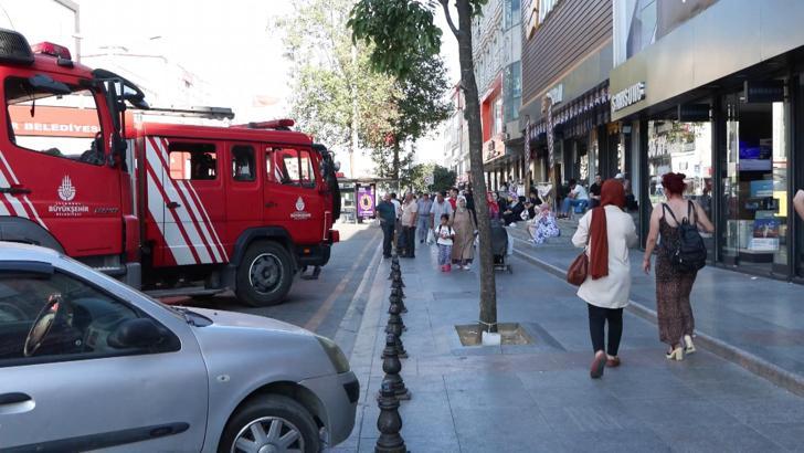 İstanbul- Sultanbeyli'de 5 katlı binanın çatısı alev alev yandı