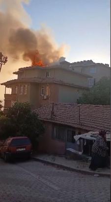 İstanbul- Üsküdar’da terastaki mangal yangına neden oldu; çatı katı alev alev yandı
