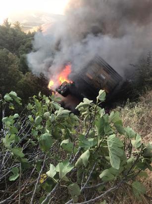 Manisa’da kamyon şarampole devrildi, çıkan yangın ormana sıçramadan söndürüldü: 1 yaralı