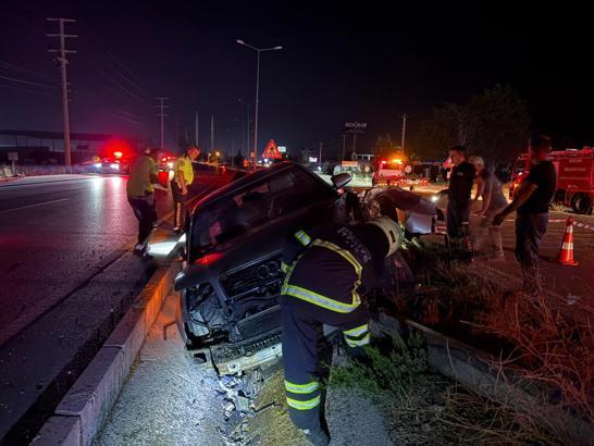 Otomobil refüjdeki direğe çarptı: 2 yaralı