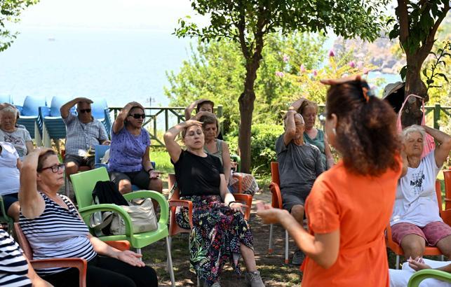 Yaşlı Evi'nde yoga ve meditasyon
