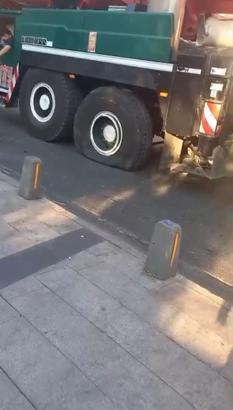 İstanbul - Beyoğlu’nda vincin lastikleri patladı; yoldan geçen 1'i çocuk 2 kişi yaralandı