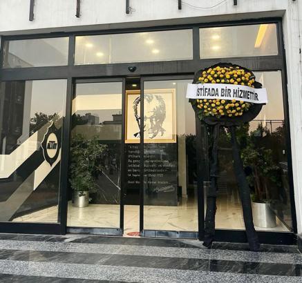 Altay taraftarı tesislere siyah çelenk bıraktı