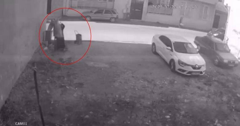 Kuruması için sokaktaki demire asılan halıyı çaldı; o anlar kamerada