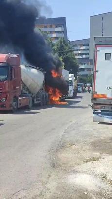 İstanbul - Sancaktepe'de park halindeki kamyonet alev alev yandı