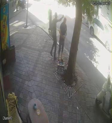 İstanbul- Zeytinburnu'nda iş yeri sahibine tornavidalı saldırı kamerada