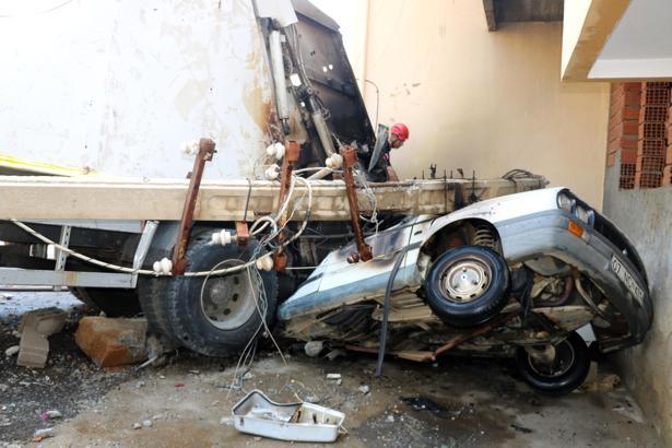 Freni boşalan çöp kamyonu direği devirip, 2 otomobili ezdi, çıkan yangın büyümeden söndürüldü